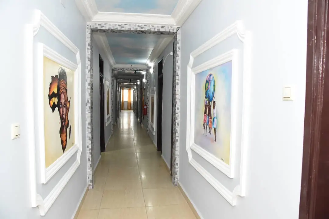 Couloir galerie d'art GAMO Hôtel
