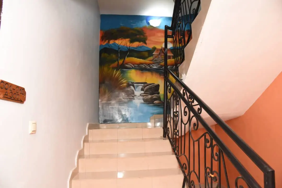 Escalier fresques murales GAMO Hôtel